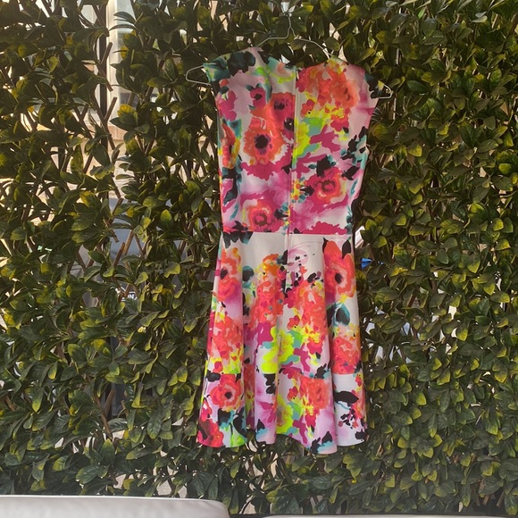 Bright summer dress that is excellent at hiding flaws - Picture 2 of 4
